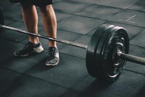 adult-athlete-barbell