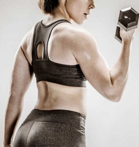 woman lifting dumbell